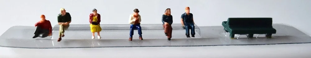Hornby R7119 - Ready Painted Sitting People 1/76 Scale=00 Gauge New Carded 1stPo